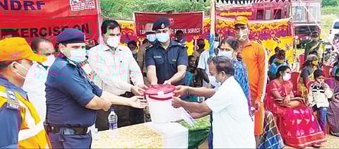 பேரிடர் ஏற்படும் இடங்களில் வசிக்கும் மக்களுக்கு தேவையான பொருட்களை வழங்கிய ராணிப்பேட்டை மாவட்ட ஆட்சியர் கிளாட்ஸ்டன் புஷ்பராஜ்.