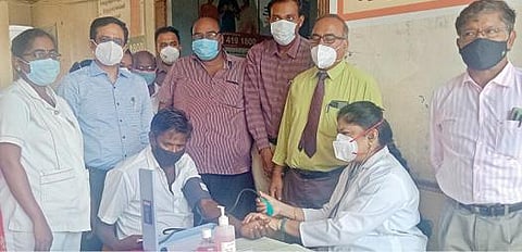 தூத்துக்குடி அரசு மருத்துவக் கல்லூரி மருத்துவமனையில் ‘மக்களைத் தேடி மருத்துவம்' திட்டத்தை டீன் டி.நேரு தொடங்கி வைத்தார். படம்: என்.ராஜேஷ்