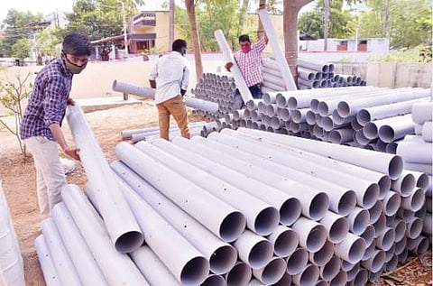 வீடுகளில் உரம் தயாரிக்க வழங்கப்படும் பிவிசி பைப்புகள். படம்: மு.லெட்சுமி அருண்)
