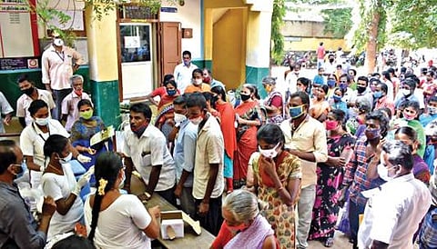 ஈரோடு வைராபாளையம் அருள்நெறி பள்ளியில் நேற்று கரோனா தடுப்பூசி போடுவதற்காக காத்திருந்த பொதுமக்கள்.