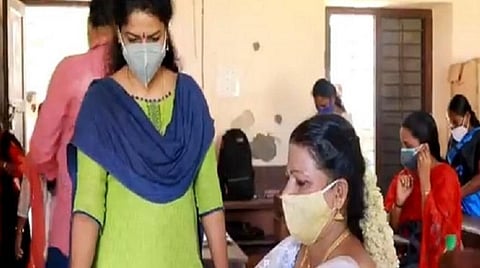 திருமணக் கோலத்தில் 10 ஆம் வகுப்புத் தேர்வு எழுத வந்த மாற்றுத்திறனாளி: கேரளாவில் ஒரு சுவாரஸ்ய சம்பவம்