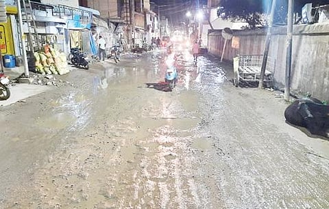 திருநெல்வேலி டவுனில் மழையால் சகதிக் காடாக மாறிய குற்றாலம் சாலை படம் மு. லெட்சுமி அருண்