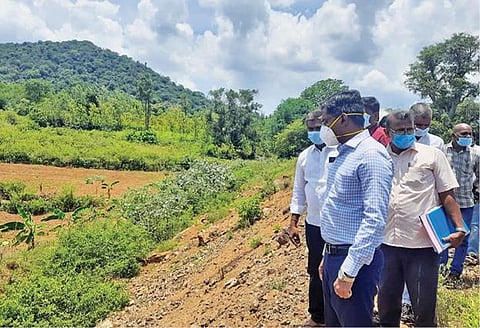 கல்வராயன்மலைப் பகுதியில் சுற்றுலா மேம்பாடு குறித்து ஆய்வு செய்யும் ஆட்சியர் பி.என்.தர்.