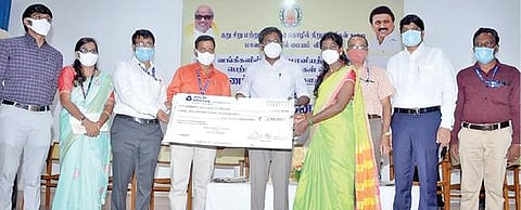 விழுப்புரத்தில் பயனாளிக்கு கடனுதவிக்கான காசோலையினை வழங்கும் மாவட்ட ஆட்சியர் த.மோகன்.