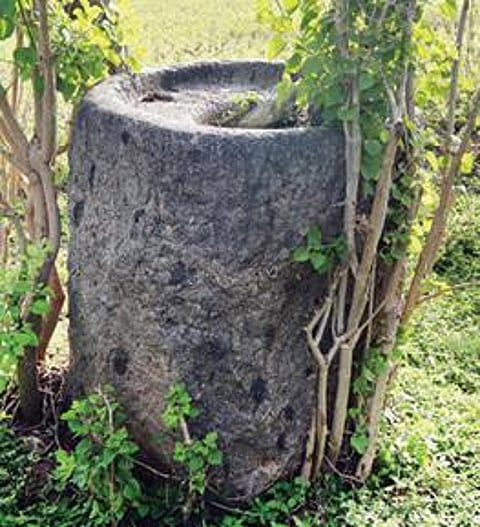 உலகம் அருகே இலகம்பதி கிராமத்தில் தமிழ்கல்வெட்டுடன் கூடிய பெரிய கல் உரல்.