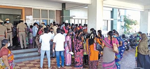 திருப்பூர் மாவட்டத்தில் குடிசை மாற்று வாரியத்தின் சார்பில் கட்டப்பட்ட - 3839 வீடுகளை ஒதுக்கீடு செய்ய விண்ணப்பம் பெறும் முகாம் : 2-வது வாரமாக ஏராளமான பொதுமக்கள் திரண்டனர்