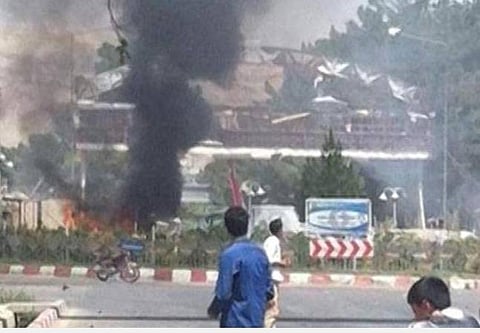 காபூல் விமான நிலையம் அருகே நேற்று குண்டுவெடிப்பு நடந்த பின் கரும்புகை வெளியான காட்சி | படம் உதவி: ட்விட்டர்.