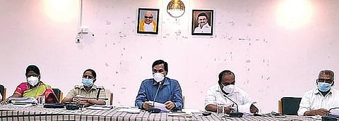 ராணிப்பேட்டை மாவட்ட ஆட்சியர் கிளாட்ஸ்டன் புஷ்பராஜ் தலைமையில் உள்ளாட்சி தேர்தல் ஆலோசனைக் கூட்டம் நடைபெற்றது. அருகில், மாவட்ட காவல் கண்காணிப் பாளர் தீபா சத்யன், மாவட்ட வருவாய் அலுவலர் ஜெயச்சந்திரன் உள்ளிட்டோர்.