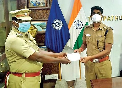 திருப்பத்தூர் மாவட்டத்தில் இரவு ரோந்துப்பணியை சிறப்பாக செய்த காவலருக்கு ரொக்கப்பரிசு வழங்கிய எஸ்.பி., சிபி சக்கரவர்த்தி.