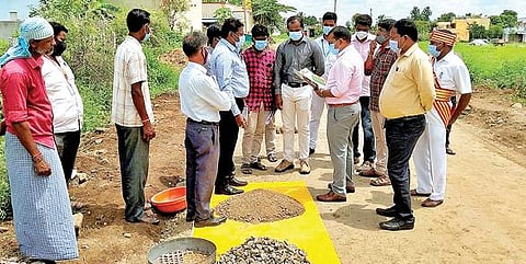 திருப்பத்தூர் அடுத்த புதுக்கோட்டை ஊராட்சியில் நவீன தொழில்நுட்பத்தை பயன்படுத்தி அமைக்கப்பட்டு வரும் சாலைப்பணிகளை ஆய்வு செய்த ஆட்சியர் அமர் குஷ்வாஹா. அருகில், திட்ட இயக்குநர் செல்வராசு உள்ளிட்டோர்.