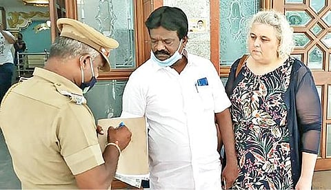 வேலூர் மாவட்ட ஆட்சியர் அலுவலகத்தில் நேற்று உதவி கோரி வந்த நெதர்லாந்து பெண்ணின் விவரங்களை சேகரித்த காவல் துறை அதிகாரி.