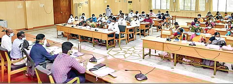 தி.மலை மாவட்ட ஆட்சியர் அலுவலகத்தில் நடந்த சத்துணவு ஊழியர்கள் கடைபிடிக்க வேண்டிய நெறிமுறைகள் குறித்த ஆய்வுக் கூட்டத்தில் பேசும் ஆட்சியர் பா.முருகேஷ். அருகில், கூடுதல் ஆட்சியர் பிரதாப், நேர்முக உதவியாளர் கோபாலகிருஷ்ணன் உள்ளிட்டோர்.