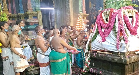 திருச்செந்தூர் செந்திலாண்டவர் கோயிலில் ஆவணித் திருவிழா கொடியேற்றத்தை தொடர்ந்து கொடிமரத்துத்து சிறப்பு தீபாராதனை நடைபெற்றது.