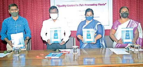 கடல் உணவு பதப்படுத்தும் தொழிற்சாலைகளில் தரக்கட்டுப்பாடு குறித்த பயிற்சி முகாமில் கையேட்டை தூத்துக்குடி மீன்வளக் கல்லூரி முதல்வர் என்.வி.சுஜாத்குமார் வெளியிட்டார்.