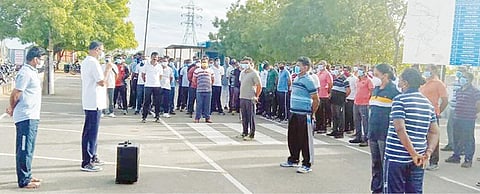 தூத்துக்குடி ரோச் பூங்காவில் நடைபெற்ற காவல் துறையினருக்கான கவாத்து மற்றும் உடற்பயிற்சி முகாமை எஸ்பி ஜெயக்குமார் பார்வையிட்டு அறிவுரை வழங்கினார்.