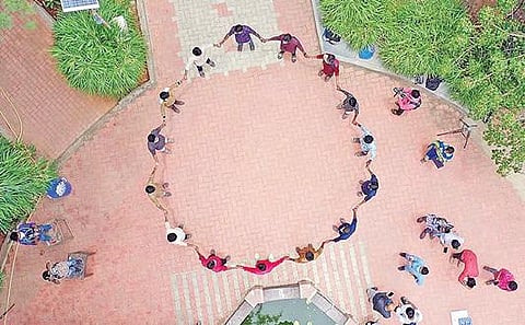 அமெரிக்கன் கல்லூரியில் நடந்த நிழல் இல்லாத நாள் நிகழ்ச்சி.