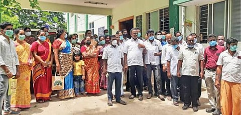 சிதம்பரம் தில்லையம்மன் நகரில் செல்போன் கோபுரம் அமைக்க எதிர்ப்பு தெரிவித்து சார்-ஆட்சியரிடம் பொதுமக்கள் மனு அளிக்க சென்றனர்.