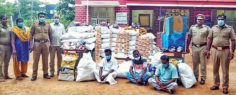 குறிஞ்சிப்பாடியில் குட்கா பொருட்களை பறிமுதல் செய்த போலீஸார் இதுதொடர்பாக 3 பேரை கைது செய்தனர்.