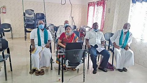 காணொலி மூலம் நடைபெற்ற விவசாயிகள் குறைகேட்புக் கூட்டத்தில் கடலூர் வட்டார உதவி வேளாண் அலுவலகத்தில் இருந்து பங்கேற்றவர்கள்.