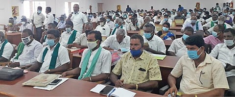 கள்ளக்குறிச்சி ஆட்சியர் அலுவலகத்தில் நடைபெற்ற குறைகேட்புக் கூட்டத்தில் பங்கேற்ற விவசாயிகள் .