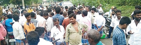 உளுந்தூர்பேட்டையில் குடிநீர் தட்டுப்பாட்டை போக்க வலியுறுத்தி சாலை மறியலில் ஈடுபட்ட கிராம மக்கள்.