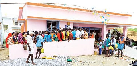 கிருஷ்ணகிரி மாவட்டம் எண்ணேகொல்புதூர் ரேஷன் கடையில் நேற்று மண்ணெண்ணெய் வாங்க சமூக இடைவெளி, முகக்கவசம் அணியாமல் நின்றிருந்த மக்கள்.