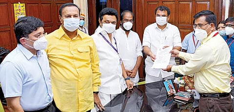 மாநிலங்களவை உறுப்பினர் பதவிக்கான தேர்தலில் திமுக சார்பில் போட்டியிடும் எம்.எம்.அப்துல்லா, தலைமைச் செயலகத்தில் முதல்வர் ஸ்டாலின் முன்னிலையில், தேர்தல் நடத்தும் அலுவலரும், சட்டப்பேரவை செயலருமான கே.சீனிவாசனிடம் நேற்று வேட்பு மனுவை தாக்கல் செய்தார். எம்.பி.க்கள் டி.ஆர்.பாலு, தயாநிதி மாறன், திருச்சி சிவா உள்ளிட்டோர் உடனிருந்தனர்.