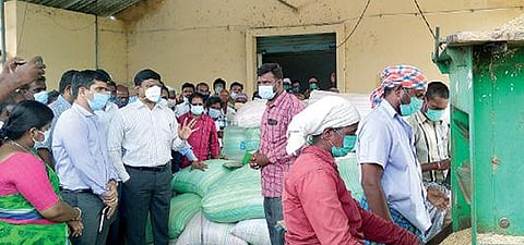 கலசப்பாக்கம் அடுத்த எலத்தூர் கிராமத்தில் உள்ள நேரடி நெல் கொள்முதல் நிலையத்தில் நேற்று ஆய்வு செய்த திருவண்ணாமலை ஆட்சியர் பா.முருகேஷ்.