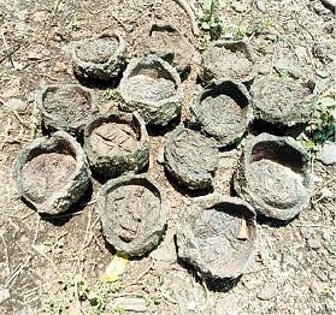 இரும்பை உருக்கி உலர்த்துவதற்காக பயன்படுத்தப்பட்ட மண் குடுவைகள்.