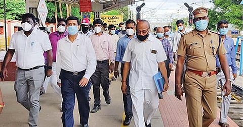 தஞ்சாவூர் ரயில் நிலையத்தில் நேற்று ஆய்வு செய்த திருச்சி ரயில்வே கோட்ட மோலாளர் மணீஷ் அகர்வால்.