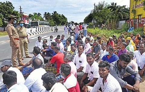 தொடர் கடல் அரிப்பை தடுக்க தூண்டில் வளைவு அமைக்கக்கோரி ஈசிஆர் சாலையில் மறியலில் ஈடுபட்ட மீனவர்கள்.படம்:எம்.சாம்ராஜ்.