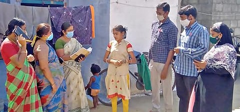 குமாரபாளையம் நகராட்சிக்கு உட்பட்ட பகுதியில் பள்ளி செல்லா குழந்தைகள் தொடர்பான கணக்கெடுப்பு பணியில் ஈடுபட்ட வட்டார வள மைய ஊழியர்கள்.