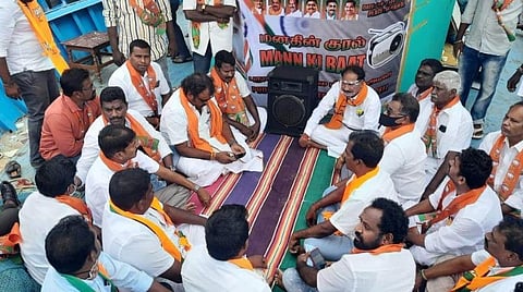 மனதின் குரல் நிகழ்ச்சியை மீனவர்களுடன் படகில் சென்று கொண்டே கேட்ட பாஜக புதுச்சேரி மாநில தலைவர் வி.சாமிநாதன் உள்ளிட்டோர்.