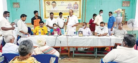 செய்யாறில் வேதபுரீஸ்வரர் கோயில் குடமுழுக்கு விழா நடத்துவது குறித்த ஆலோசனை கூட்டத்தில் பேசும் எம்எல்ஏ ஜோதி.