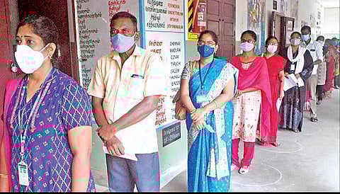 ஈரோடு ரயில்வே காலனி மாநகராட்சிப் பள்ளியில் நேற்று நடந்த முகாமில் கரோனா தடுப்பூசி போட்டுக் கொள்ள வரிசையில் நின்றிருந்த ஆசிரியர்கள்.