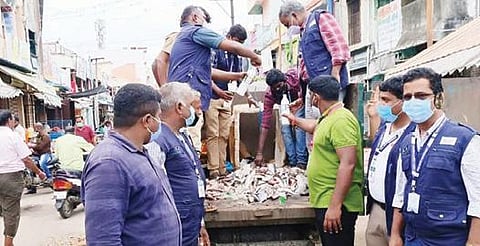 விழுப்புரத்தில் மீன் கடைகளில் உணவு பாதுகாப்புத்துறையினர் மற்றும் மீன்வளத்துறையினர் ஆய்வு மேற்கொண்டனர்.