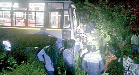 கள்ளக்குறிச்சி அருகே தியாகதுருகம் புறவழிச்சாலையில் நேருக்கு நேர் மோதி விபத்துக்குள்ளான அரசுப் பேருந்து, கார்.