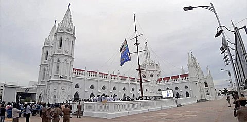 நாகை மாவட்டம் வேளாங்கண்ணி புனித ஆரோக்கிய அன்னை பேராலய ஆண்டுப் பெருவிழாவையொட்டி நேற்று மாலை நடைபெற்ற புனித கொடியேற்றம்.