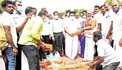 திருச்செந்தூரில் புதிய வட்டாட்சியர் அலுவலகம் அமைப்பதற்கான கட்டுமான பணிகளை அமைச்சர் அனிதா ஆர்.ராதாகிருஷ்ணன் தொடங்கி வைத்தார்.