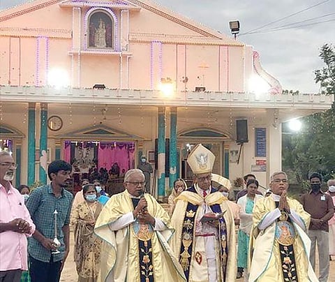 தூத்துக்குடி ஸ்டேட் பாங்க் காலனி தூய வேளாங்கண்ணி ஆரோக்கிய அன்னை ஆலய திருவிழா கொடியேற்றம் பாளையங்கோட்டை முன்னாள் ஆயர் ஜூடு பால்ராஜ் தலைமையில் நடைபெற்றது.