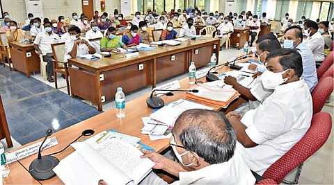 ஈரோடு மாவட்டத்தில் மத்திய அரசின் நிதியுதவியுடன் செயல்படுத்தப்படும் திட்டங்கள் தொடர்பான கண்காணிப்புக் குழு கூட்டம் செய்தித்துறை அமைச்சர் மு.பெ.சாமிநாதன் தலைமையில் நேற்று நடந்தது.