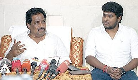 மகன் தியானேசுடன் அமைச்சர் பி.மூர்த்தி