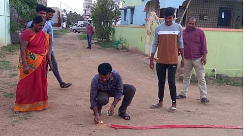 பாராலிம்பிக்ஸில் வெள்ளிப் பதக்கம்: மாரியப்பனின் சொந்த ஊரில் பட்டாசு வெடித்துக் கொண்டாட்டம்