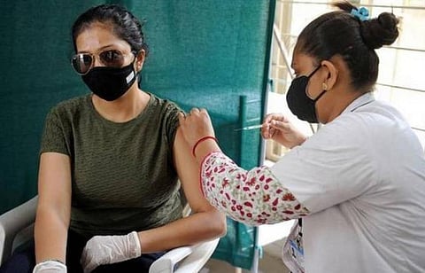 18 வயதுக்கு மேற்பட்ட கல்லூரி மாணவர்கள் தங்கள் கல்லூரிகளிலேயே தடுப்பூசி செலுத்திக் கொள்ளலாம்: மதுரை மாநகராட்சி ஆணையர்