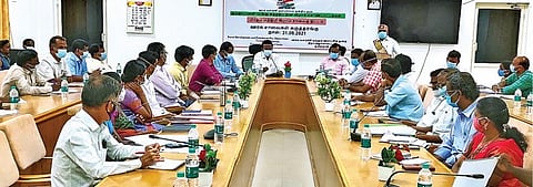 திருப்பத்தூர் மாவட்ட ஆட்சியர் அலுவலகத்தில் நடைபெற்ற கருத்தரங்கில் பேசும் திருவண்ணாமலை நாடாளுமன்ற உறுப்பினர் சி.என்.அண்ணாதுரை. அருகில், மாவட்ட ஆட்சியர் அமர் குஷ்வாஹா உளளிட்டோர்.