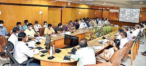 திருவண்ணாமலை மாவட்ட விவசாயிகள் குறைதீர்வு கூட்டம் ஆட்சியர் பா.முருகேஷ் தலைமையில் காணொலி மூலமாக நடைபெற்றது.