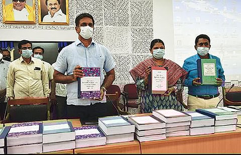 வேலூர் மாவட்ட ஆட்சியர் அலுவலகத்தில் உள்ளாட்சி தேர்தலுக்கான வரைவு வாக்காளர் பட்டியலை நேற்று வெளியிட்ட ஆட்சியர் குமாரவேல் பாண்டியன். அடுத்த படம்: ராணிப்பேட்டை மாவட்ட ஆட்சியர் அலுவலகத்தில் ஆட்சியர் கிளாட்ஸ்டன் புஷ்பராஜ் நேற்று உள்ளாட்சி தேர்தலுக்கான வரைவு வாக்காளர் பட்டியலை வெளியிட்டார்.