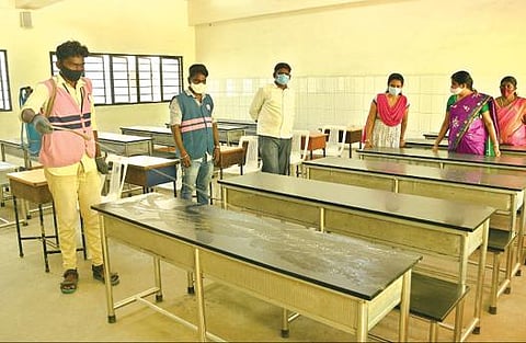 தூத்துக்குடி சுப்பையா வித்யாலயம் பெண்கள் மேல்நிலைப்பள்ளியில் கிருமி நாசினி தெளிக்கும் பணிகளை மாநகராட்சி சுகாதார அலுவலர்கள் ஆய்வு செய்தனர். படம்: என்.ராஜேஷ்