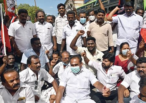 திருநெல்வேலி வண்ணார்பேட்டையில் மாவட்ட அதிமுக செயலாளர் தச்சை கணேசராஜா தலைமையில் அதிமுகவினர் மறியலில் ஈடுபட்டனர். படம்: மு.லெட்சுமி அருண்