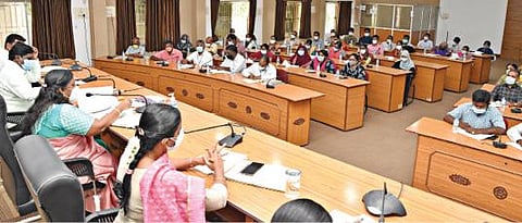 நாமக்கல் மாவட்ட ஆட்சியர் அலுவலக கூட்டரங்கில் நடந்த பள்ளி, கல்லூரி நிர்வாகிகளுடனான ஆலோசனைக் கூட்டத்தில் ஆட்சியர் ஸ்ரேயா சிங் பேசினார். அருகில் மாவட்ட வருவாய் அலுவலர் துர்கா மூர்த்தி.